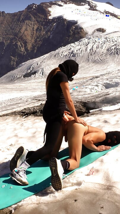 Kæresten peger sin trængende tøs kæreste med strap-on, indtil han underkaster sig
