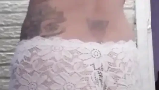 Aku mengirim video panas ke pacar temanku