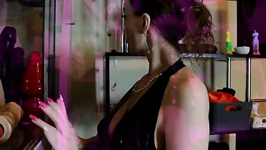 Eva lateks nyonya strapon solo dominatrix femdom fetish milf pakai sepatu hak tinggi bdsm