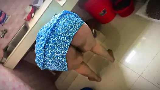 Indische desi, heiße tante, vom nachbarn gefickt, als sie morgens in der küche kochte, während onkel nicht zu hause ist