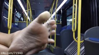 Pieds et semelles dans le bus