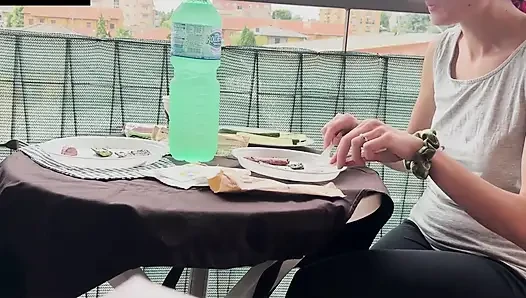 Lara isst Fleisch, dann fickt blowjob und creampie auf der couch