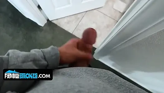 Ashley lädt stiefbruder für einen an, nachdem er ihn beim schnüffeln unter der dusche erwischt hat