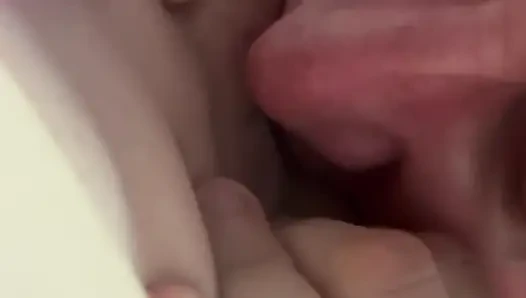 Boşalana kadar yalıyor. Sonunda, hızlıca tatmaları için püskürtmeye izin verdim