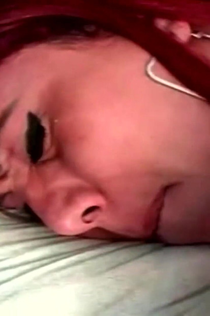 红发变性人吮吸和乱搞巨大的鸡巴，并被狠操菊花和射液