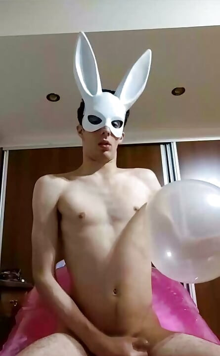 Bunny Looner在直播中一边自慰，一边吹起充气粉色椅子和一个大透明气球