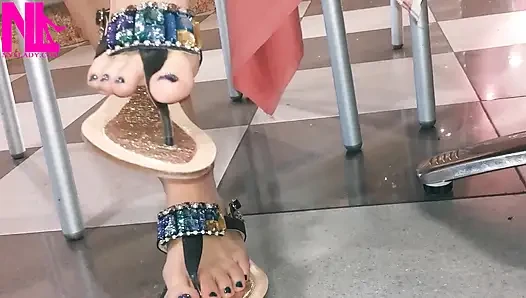 Cewek sange ini lagi asik goyangin dan pakai sandal jepit di bar estrada biruku