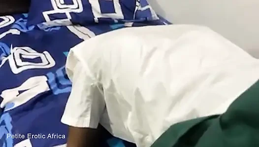 Анальный трах пальцами и трах худенькой африканской тинки Lovet