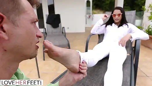 Smoking Hot Agent Takes Her Clients Throbbing Shaft