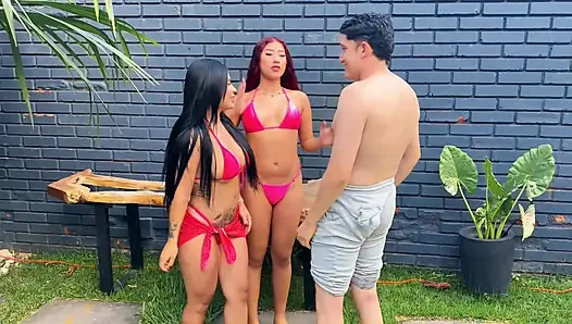 Wir versuchen, allein mit meinem Freund im Pool zu sein, aber am Ende ficken wir mit meinem Mitbewohner-Nerd, unerwarteter Dreier