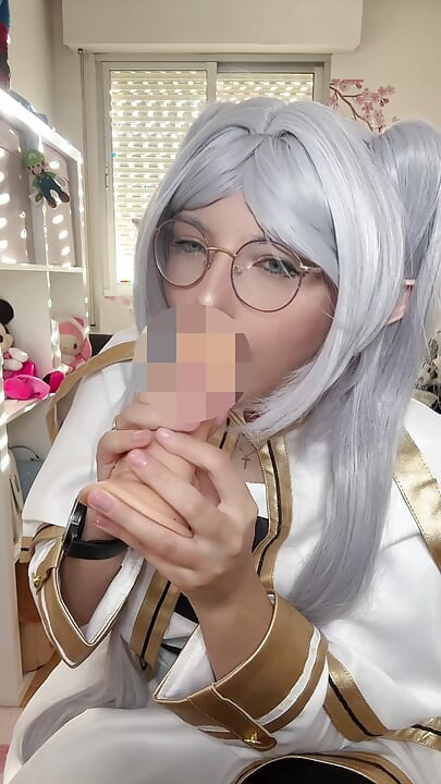 Frieren real life hentai cosplay awek blowjob