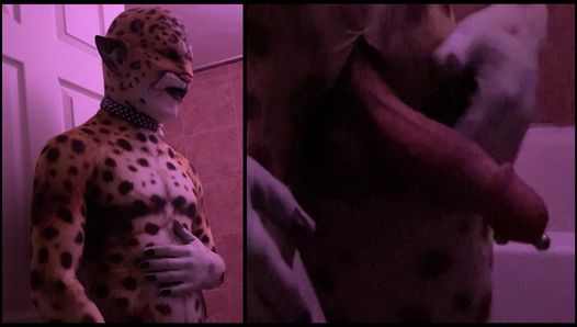 Clyde, o leopardo de borracha, acariciando seu grande pau perfurado.
