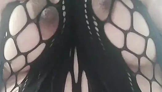 Sieh, wie ich mit mir spiele, mich für dich streichle.