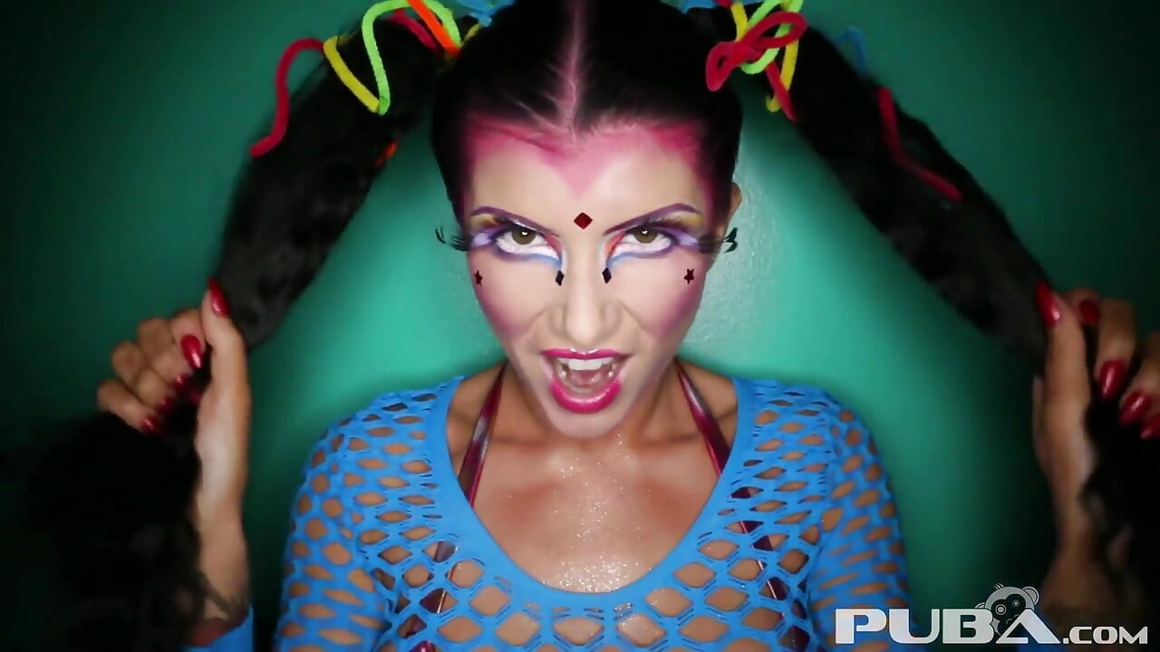 Romi Rain menghisap zakar gemuk
