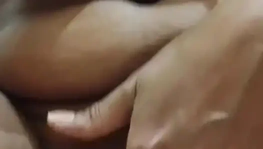 Komşu Komal'ı onu parmaklarken gördü, arazisini tuttu ve altına çekti, sonra üstüne işedi