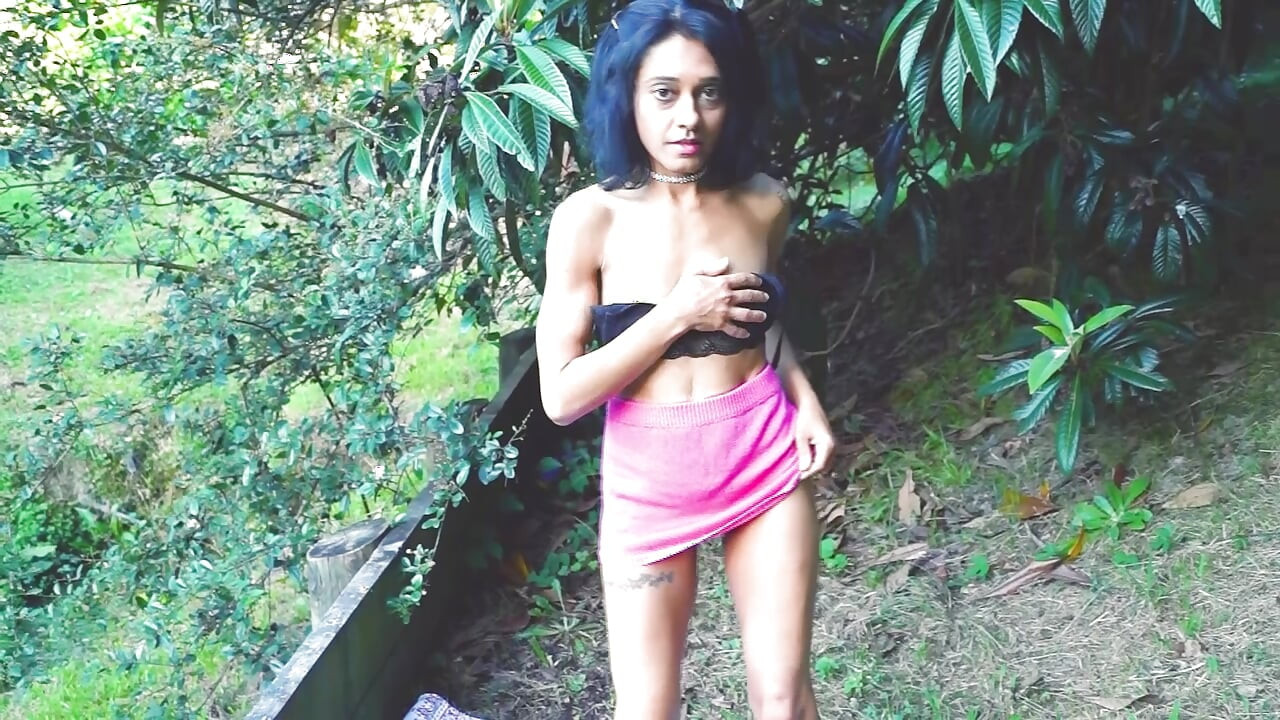 Szóló női háztáji sztriptíz és nyilvános exhibicionizmus