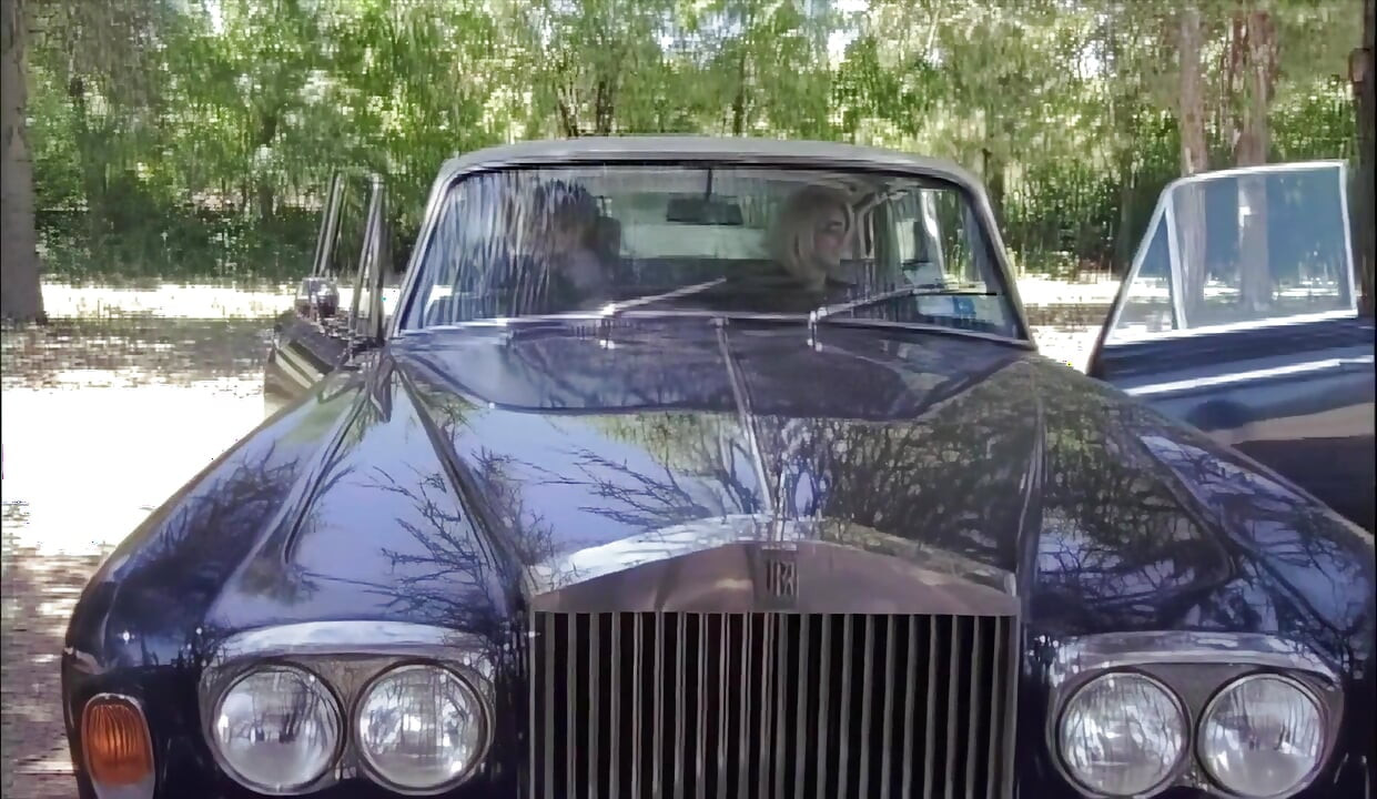 Yıldönümleri için onu rolls-royce ve yüzükle sikiyor ve kadın sakso çekiyor