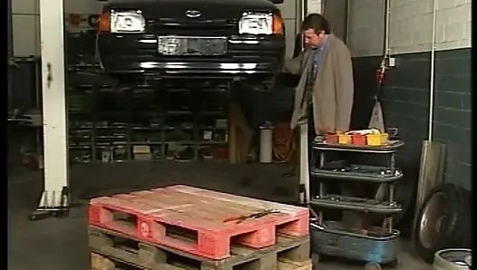 Çekici Alman sürtük atölyede yarağa biniyor