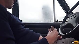 Orang asing ngocok kontolku di depan jendela mobil di lapangan parkir