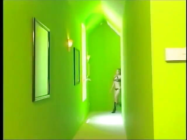 Bir odanın yeşil duvarları sikişen bir çift için eğlenceli bir his katiyor