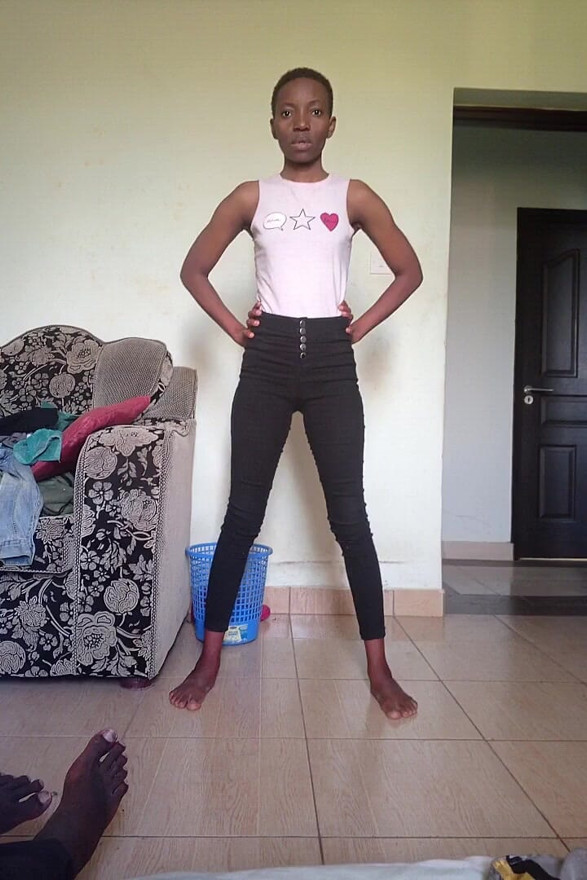 Dua lesbian eboni bergunting dengan dildo berganda