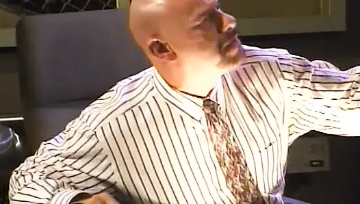 Döl yiyen genç kız domaltılarak sikiliyor