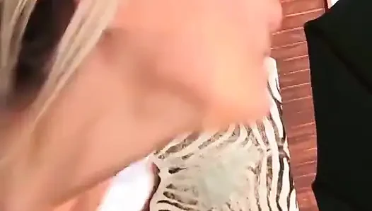 Muhteşem tatlı kız sıkı amının derinliklerinde büyük bir direk hissinin tadını çıkarıyor