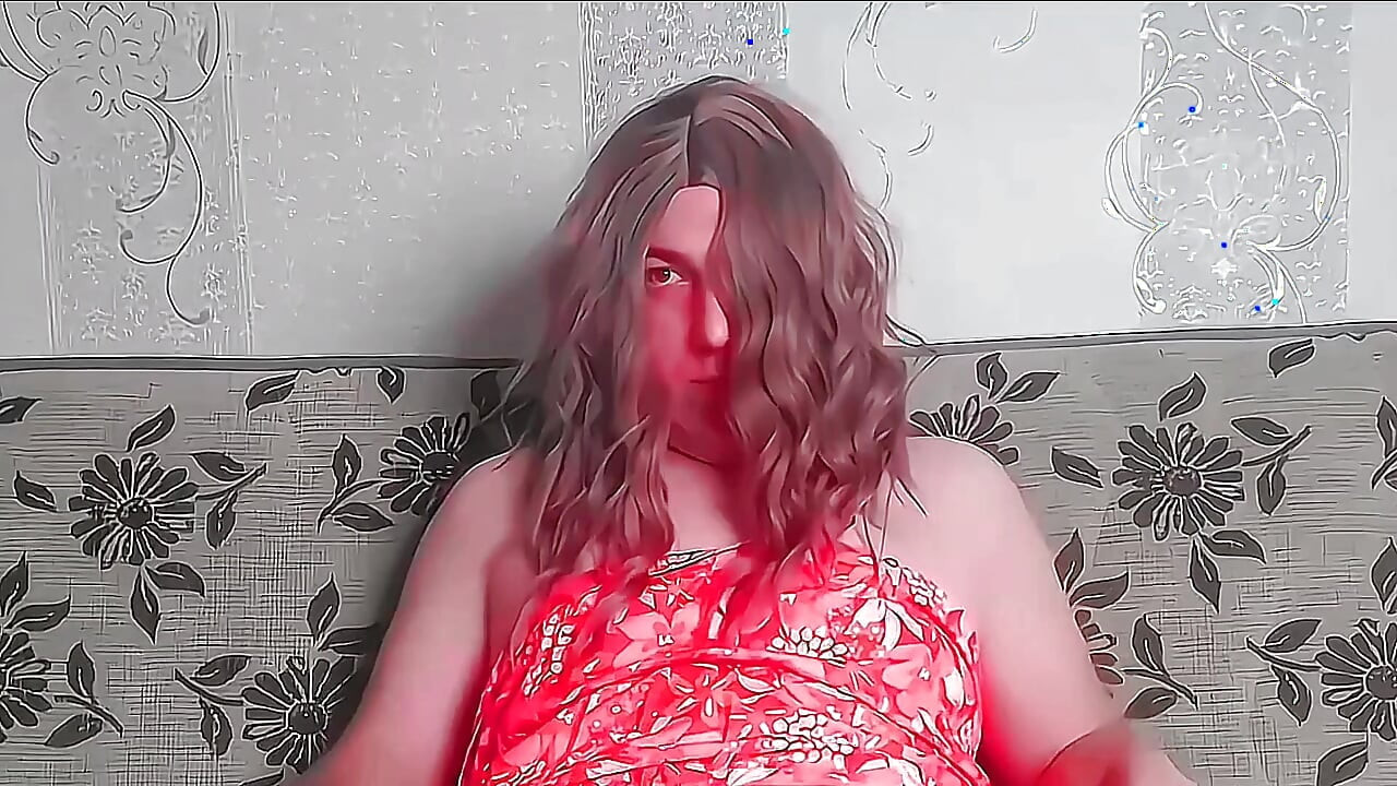 Prekrasan femboy pijucka sok od prugaste slame