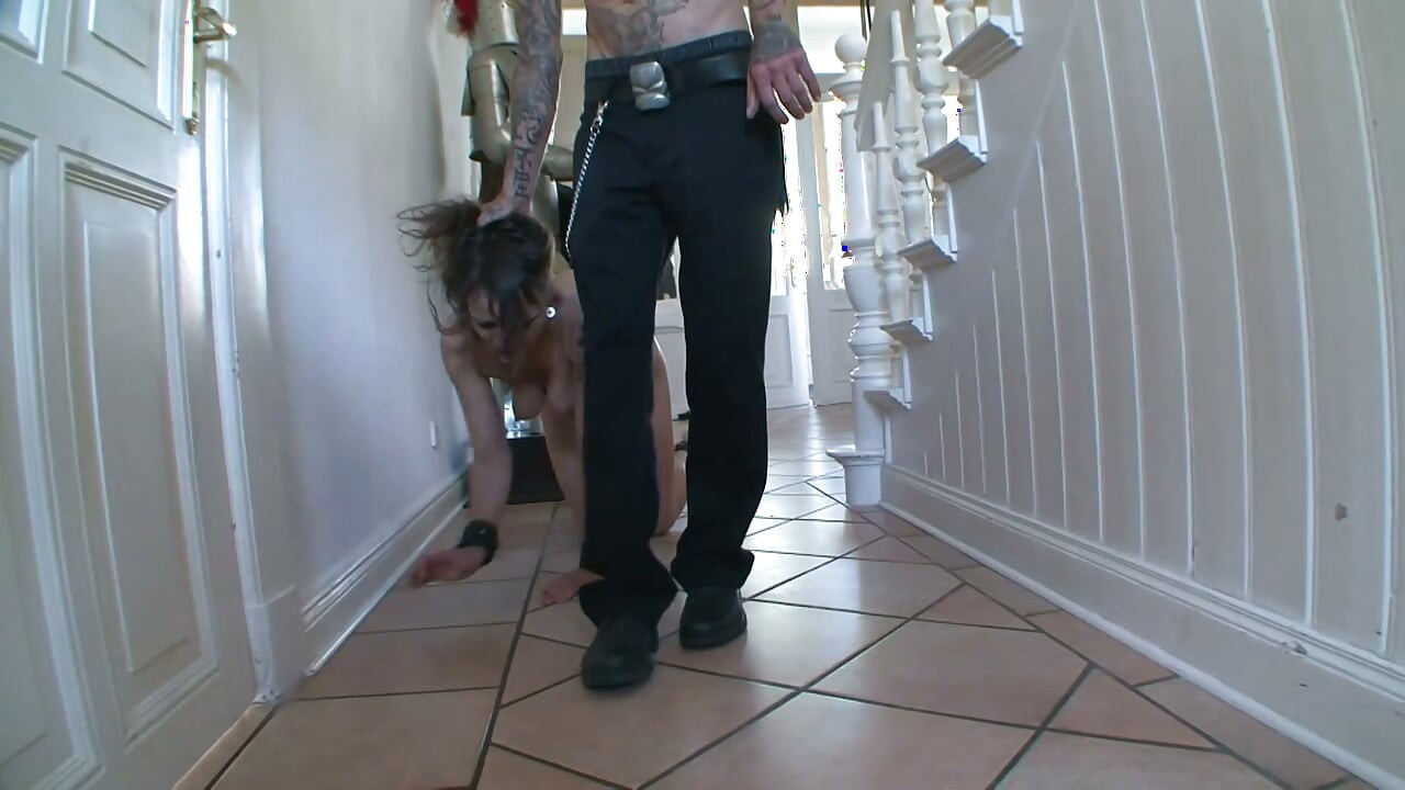 Maître tatoué brise son esclave attachée avec un Hitachi