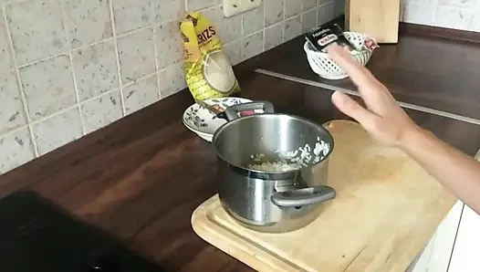 Nackt Kochen