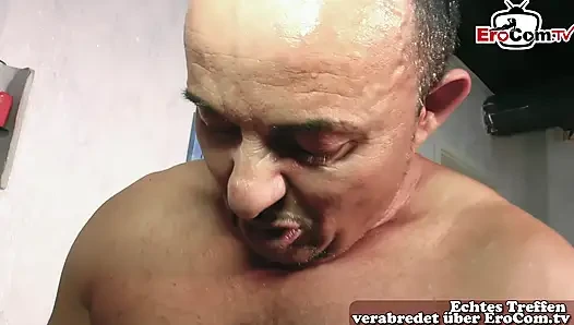Kibirli Alman ev kadını sekse ikna ediliyor