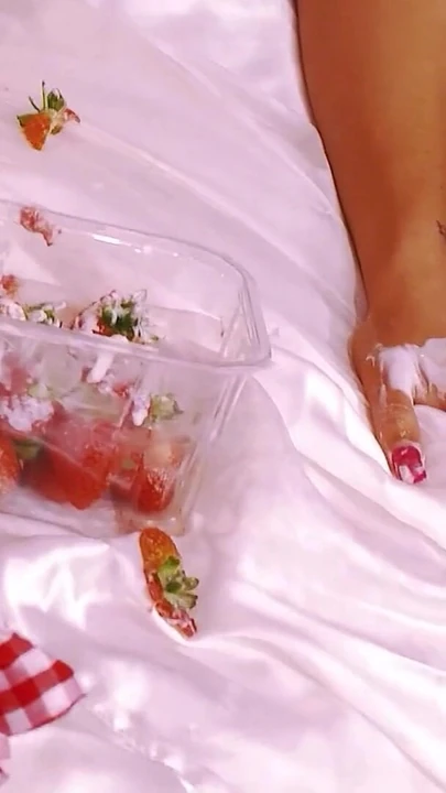 Σαγηνευτική στιγμή από το "Food Fetish Lesbian Sex with Big Boobs Jasmine Black and Leila Bee"