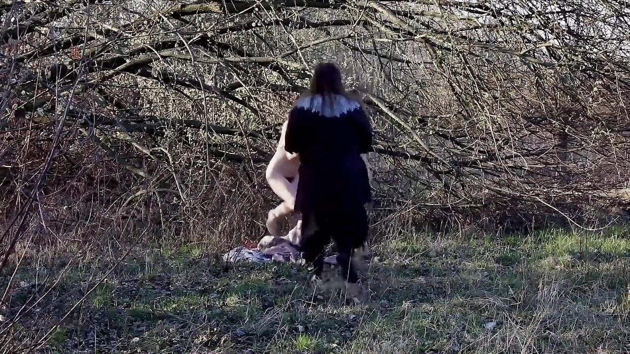 魔女の足は様々な方法でくすぐられ、苦しめられます