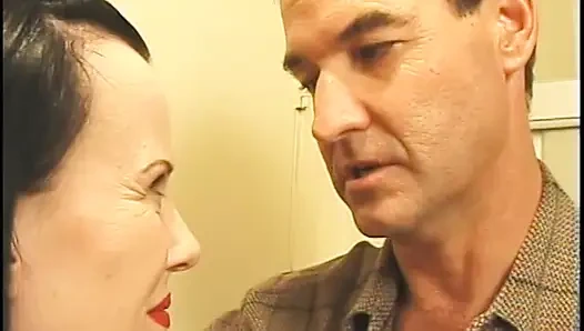 Memek berbulu si cewek hot rambut cokelat dengan kaki jenjang ini dientot habis-habisan setelah nyepong kontol di sofa