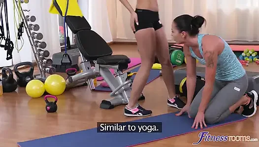 Fitnessräume - MILf-fitnesslehrer und fitte teen student trainieren etwas