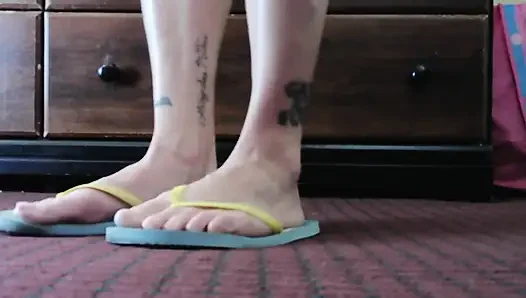 Main sepatu berdiri pakai sandal jepit