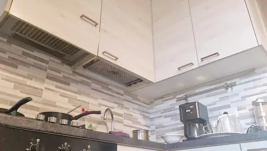 Шаловливая блондинка чистит дом голышом