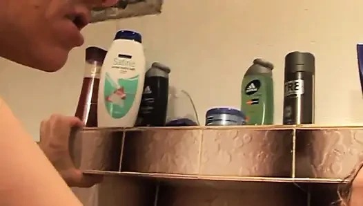 Ngentot di kamar mandi mengisap kontol besar