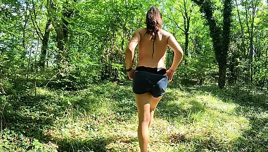 Aku berjalan telanjang di hutan berharap bahwa beberapa orang asing akan melihatku