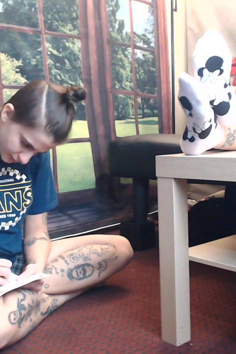 Can't resist her barefeet