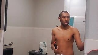 Miguel Brown en gimnasio desnudo