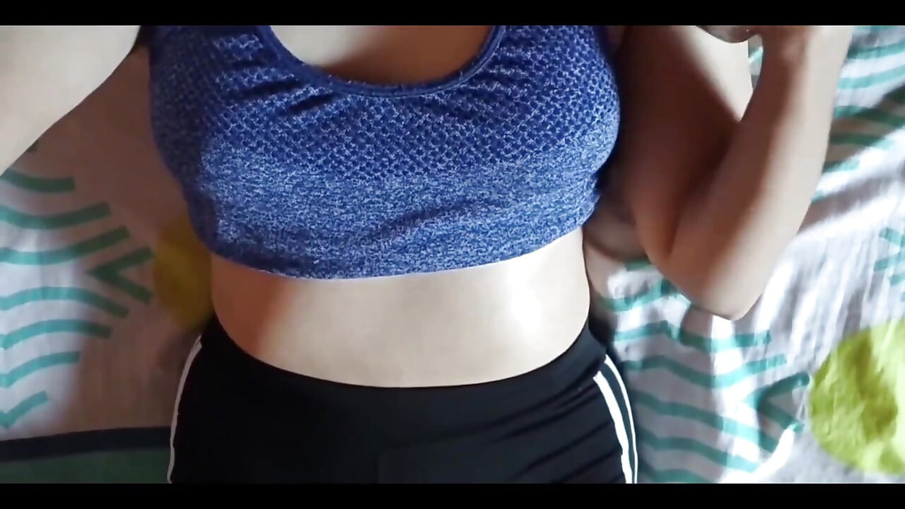 コロンビア人が彼女のおいしい濡れたマンコに触れる