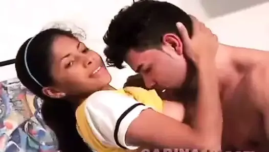 La bombasse sexy Carina de 18 ans se fait baiser et jouir brutalement