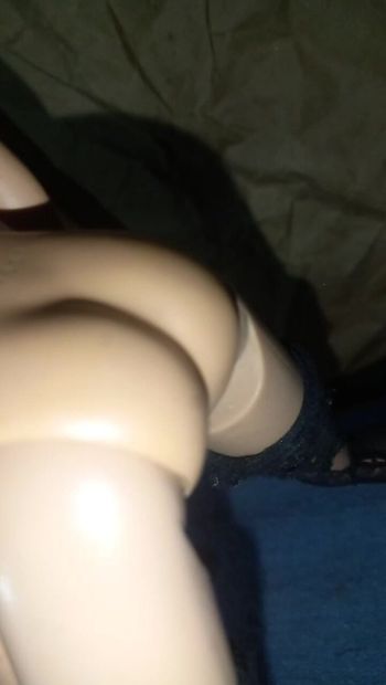 그녀의 엉덩이를 움직이는 바비 인형
