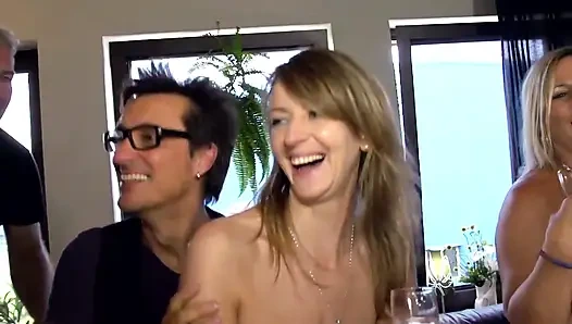 Schwarze und weiße, alte und junge orgie-party ... in den mund kommen