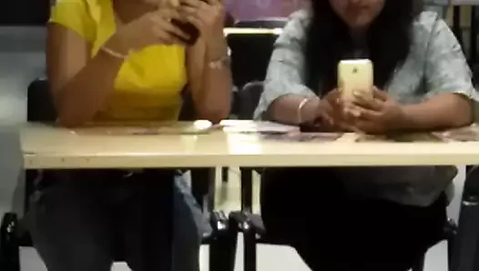 Payudara besar yang dapat dihisap dengan kaos kuning