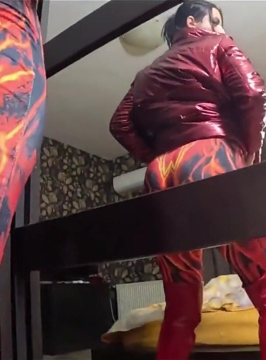 紅色尼龍連身褲戀物癖駱駝趾挑逗，深喉口交和射在我的羽絨服上
