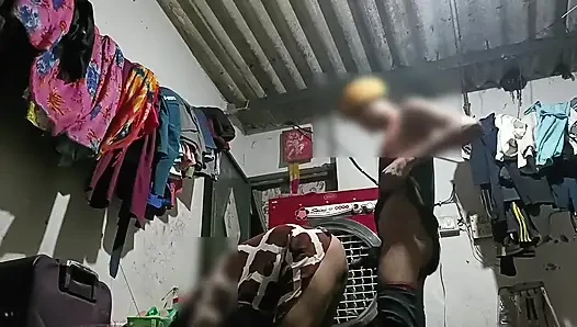 Kocasının odada olmasına rağmen, sonunda kayınbiraderi her ikisine de odada gösterilecektir.