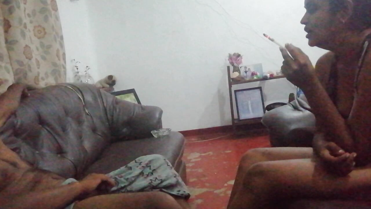 Svigerfars gigantiske pik hænger ud under hans sarom for steddatter