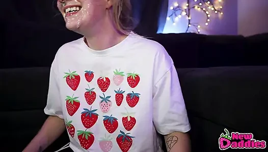 Blonde Hure Bekommt Ihr Gesicht Kopfüber Gefickt